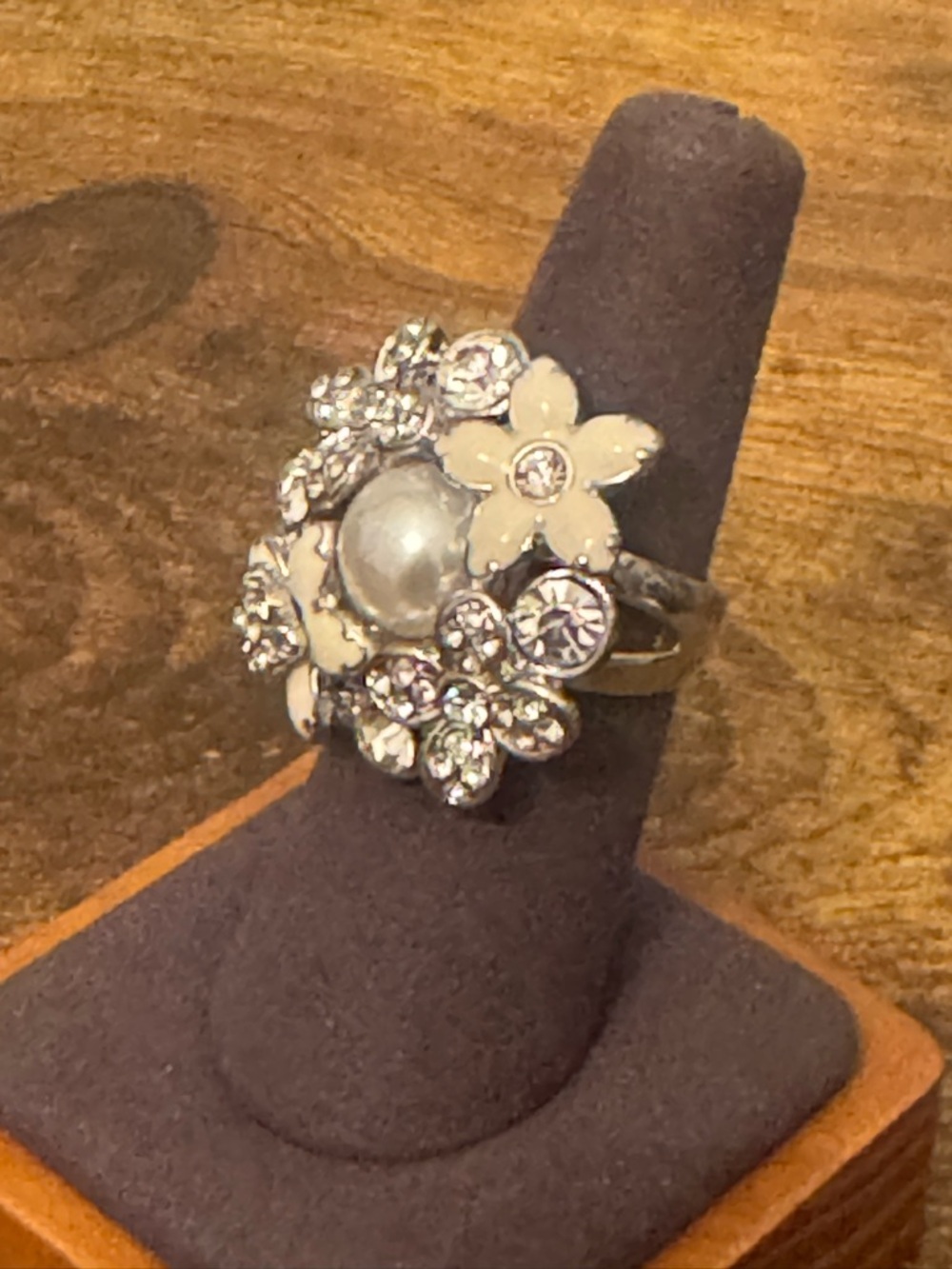 Lia Sophia Silver Tone Floral Rhinestone Enamel Pearl Statement‎ Ring Size 7 - Picture 3 of 10
